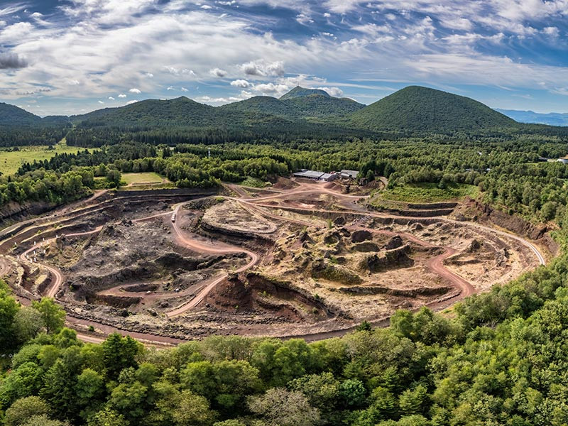 Visite du Volcan de Lemptégy à pied ou en train
