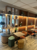 en-face-de-la-boutique-2394