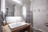Hotel Kyriad Clermont-Ferrand Riom - bathroom