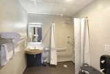 Hôtel Le Relais des Puys - Salle de bain pour personnes à mobilité réduite